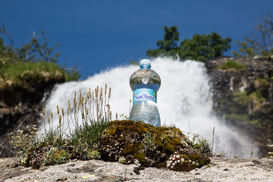 Leggere L Etichetta Dell Acqua Dell Acqua Minerale In Bottiglia