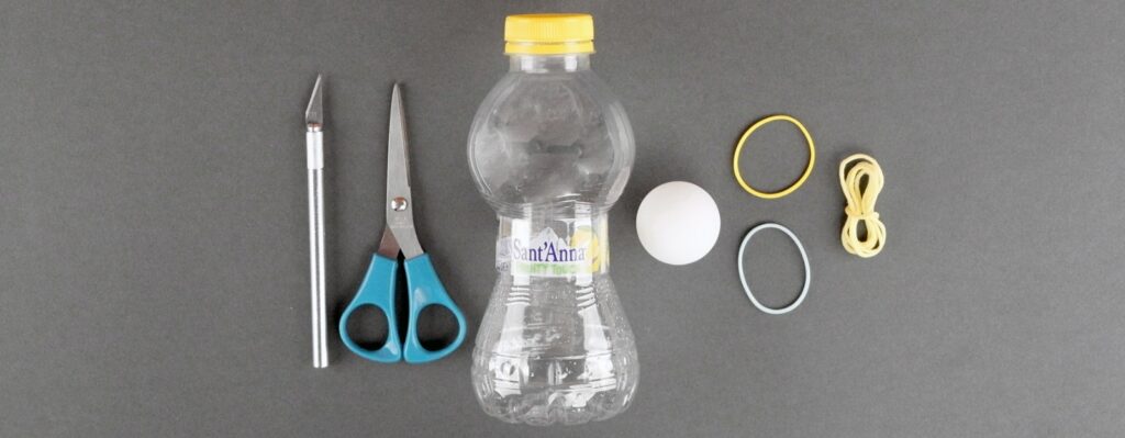 gioco con bottiglia di plastica