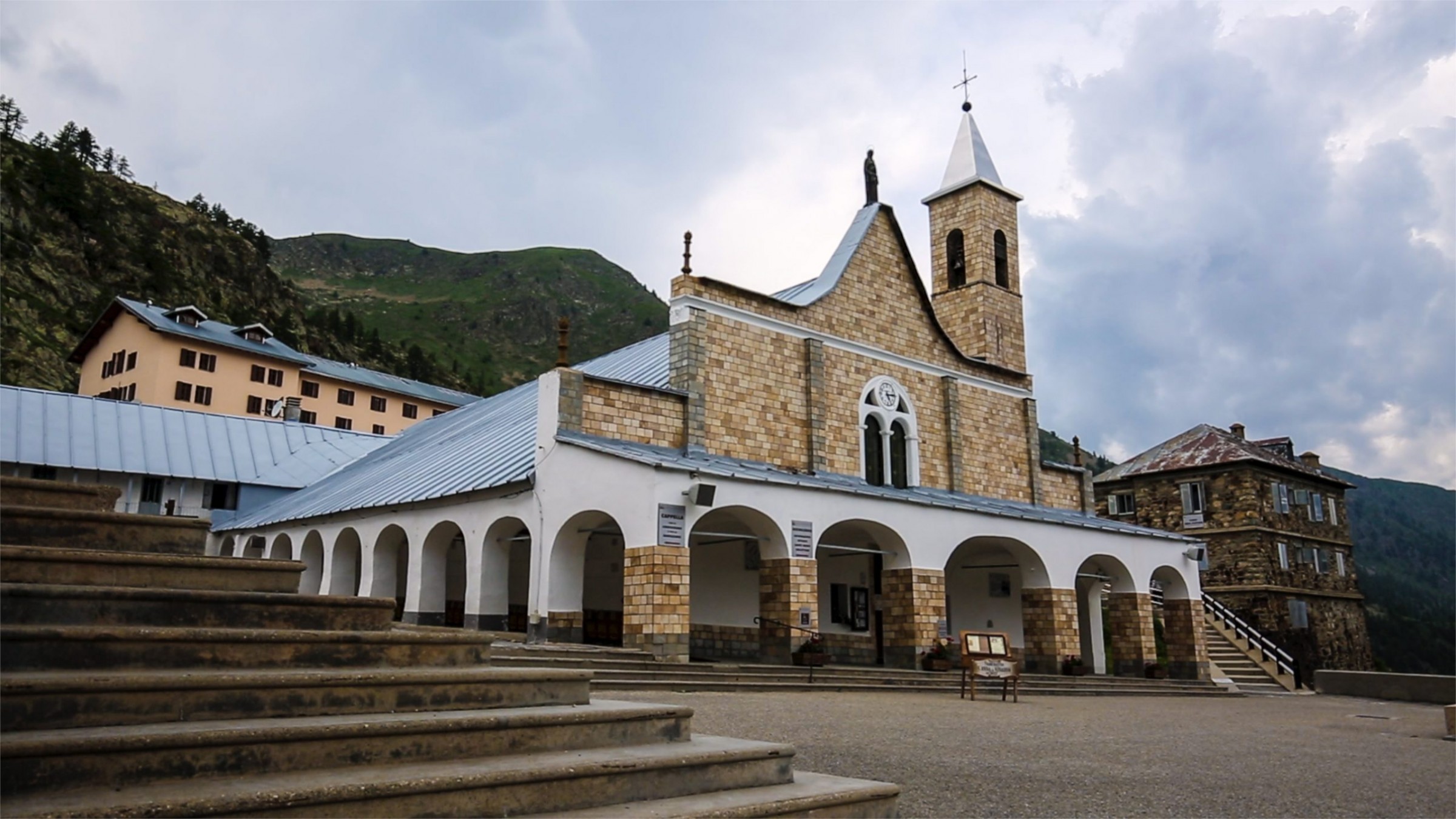 VINADIO E LA SUA VALLE STORIA, CULTURA E LINGUA D’OC VINADIO E LA SUA VALLE STORIA, CULTURA E LINGUA D’OC