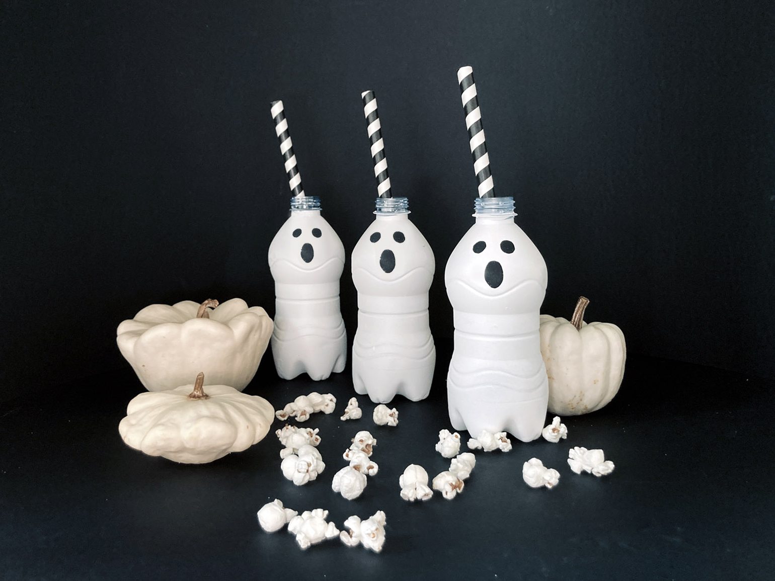 Fantasmini di halloween con le bottiglie