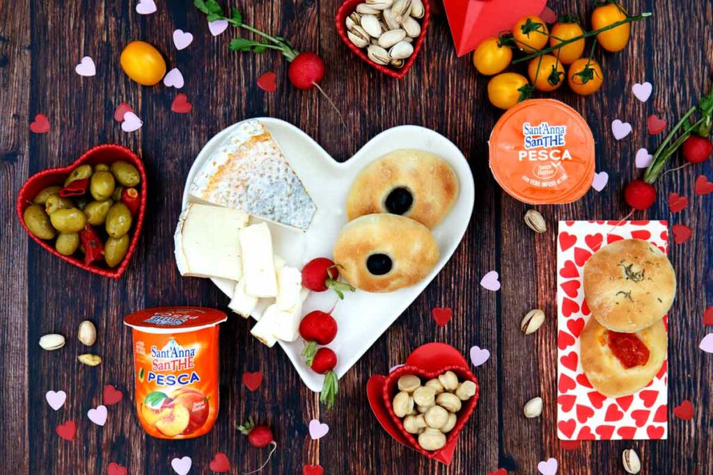 Ricette per San Valentino: aperitivo degli innamorati con SanThè alla Pesca