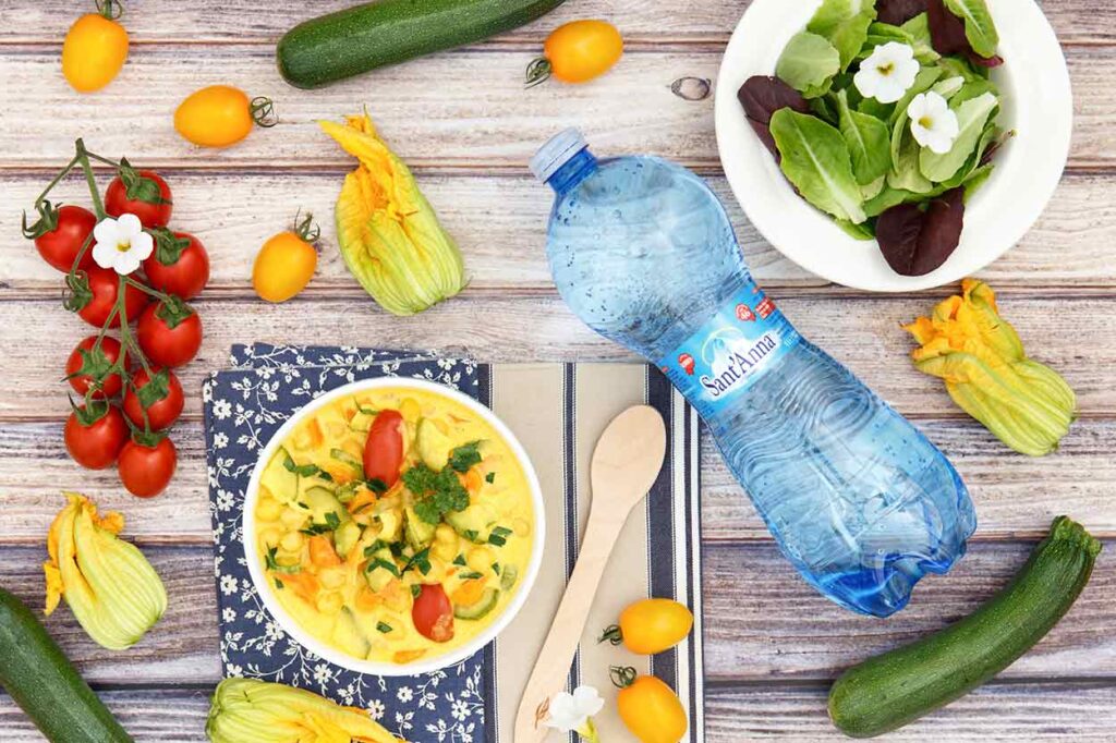 Curry di ceci con verdurine estive, una preparazione semplice e gustosa da gustare anche tiepida