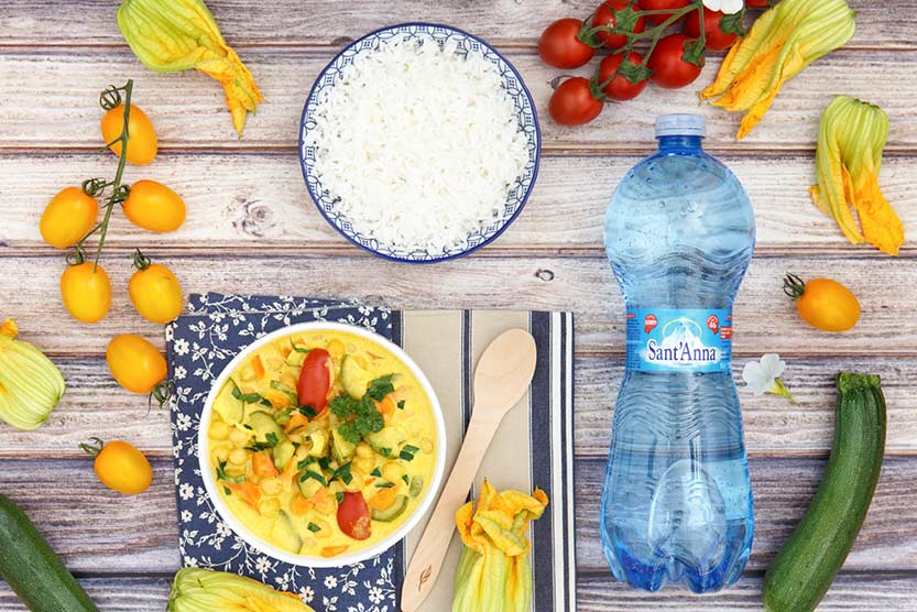 Curry di ceci con verdurine estive, una preparazione semplice e gustosa da gustare anche tiepida