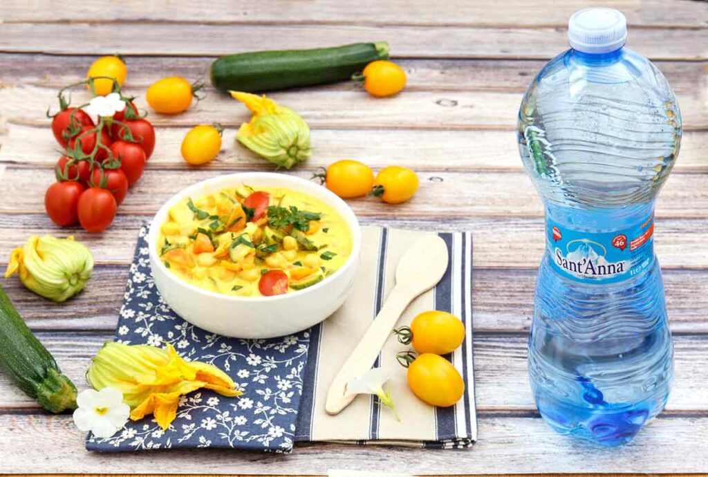 Curry di ceci con verdurine estive, una preparazione semplice e gustosa da gustare anche tiepida