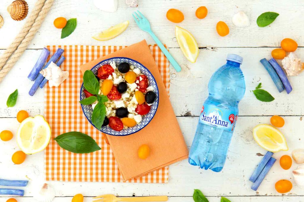 Insalata estiva in barattolo: la salad in a jar con fregola e feta per la tua domenica al mare