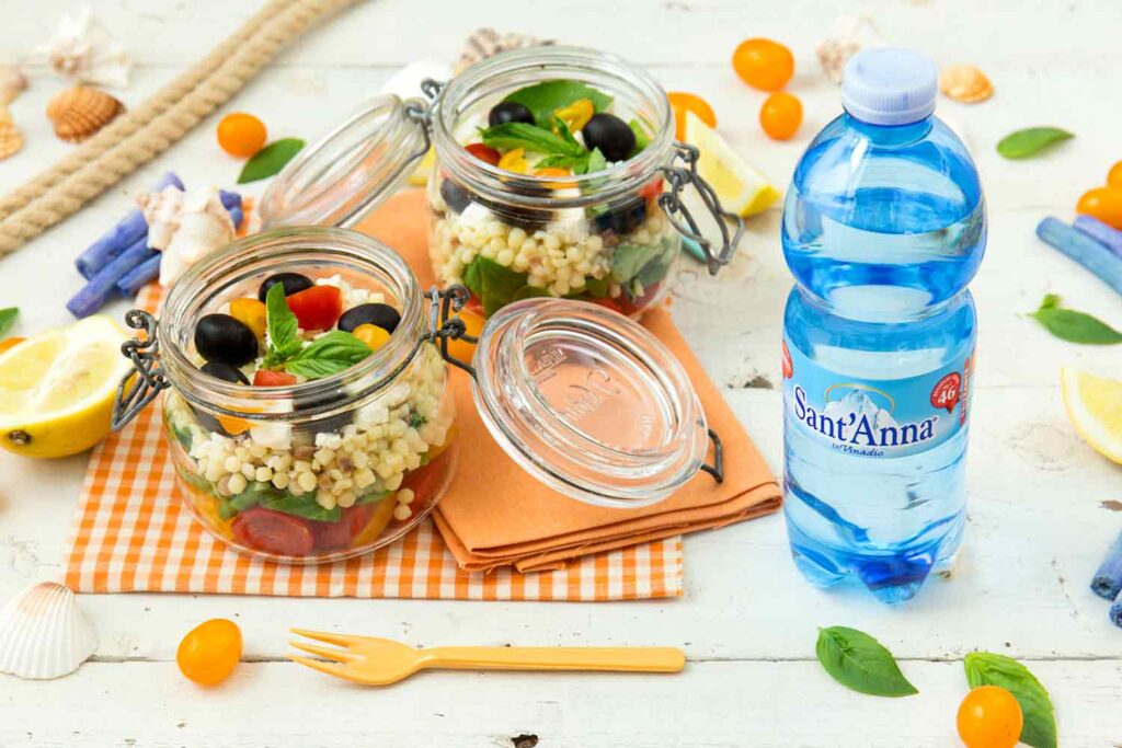 Insalata estiva in barattolo: la salad in a jar con fregola e feta per la tua domenica al mare
