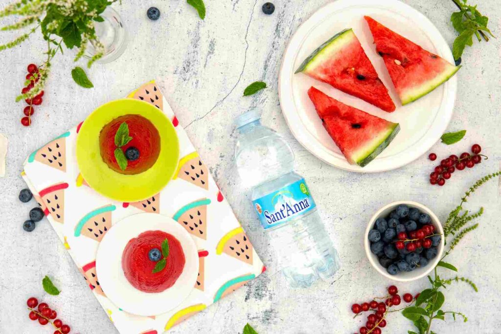Gelatina di anguria con frutti rossi la ricetta ideale per l'estate