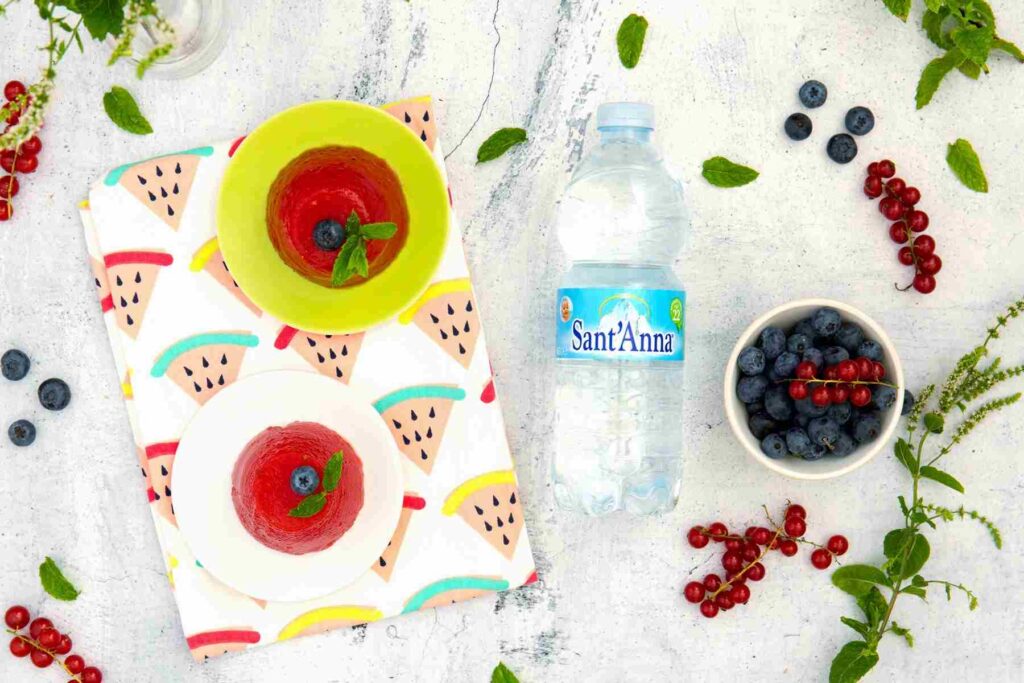 Gelatina di anguria con frutti rossi la ricetta ideale per l'estate