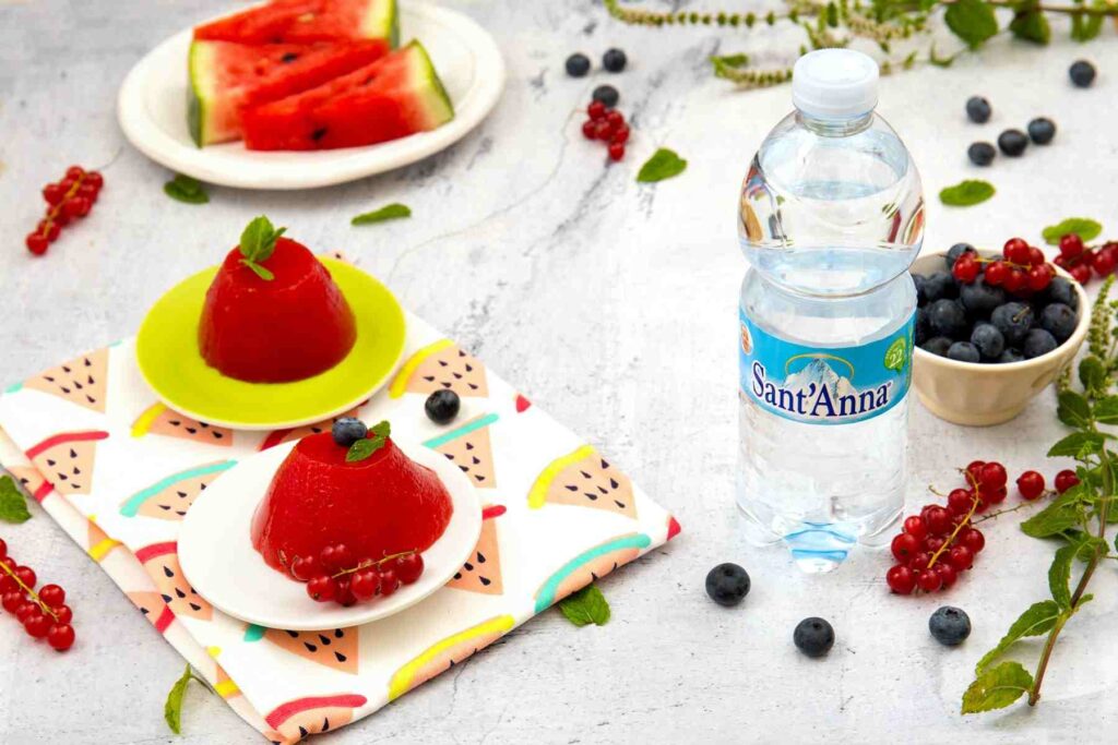 Gelatina di anguria con frutti rossi la ricetta ideale per l'estate
