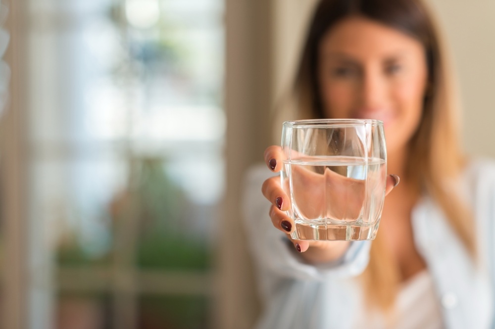 Che cos’è l’acqua iposodica, per chi è indicata e quali sono i benefici