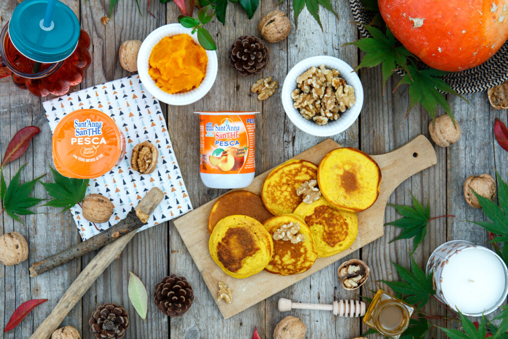Pancake alla zucca con sciroppo d’acero e noci, la perfetta colazione autunnale