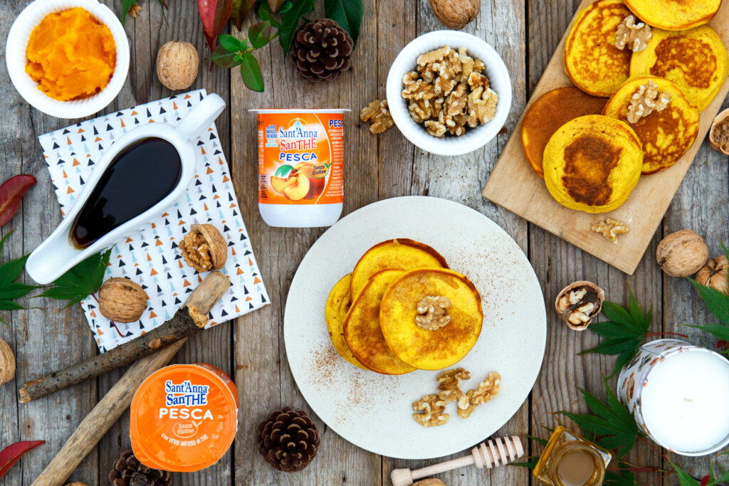 Pancake alla zucca con sciroppo d’acero e noci, la perfetta colazione autunnale